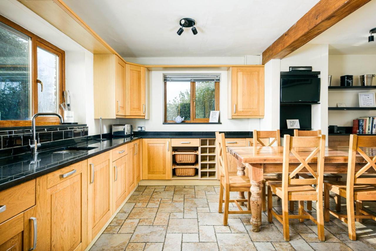 The West Barn Near Bath, Sleeps 24 And 2 Hot Tubs Villa Bristol Exterior photo