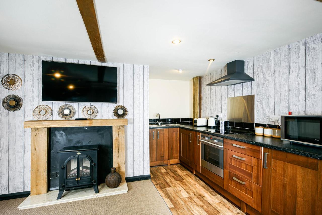 The West Barn Near Bath, Sleeps 24 And 2 Hot Tubs Villa Bristol Exterior photo